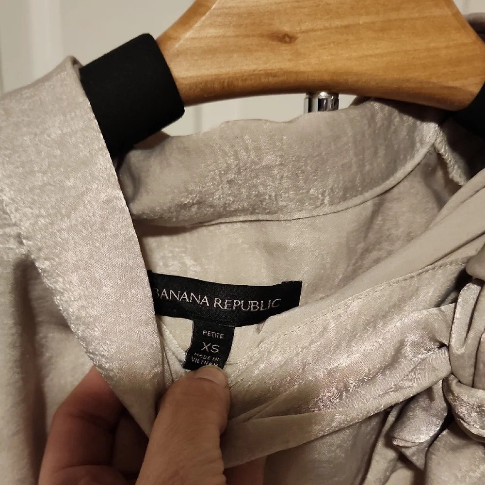 Banana Republic Cream Blouse with Puff Sleeves and Tie Front - Picture 2 of 4